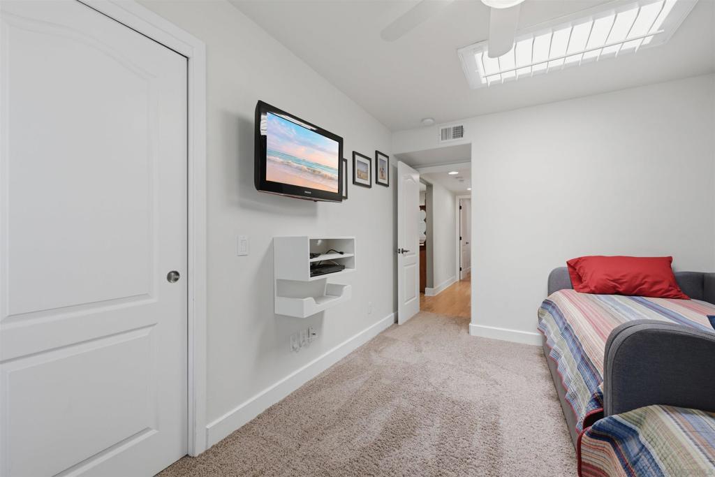4652 Cass St Property Photo 18