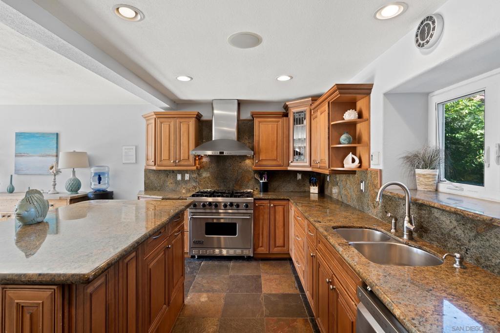 647 Loring St Property Photo 3