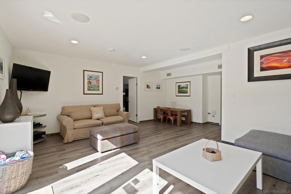 647 Loring St Property Photo 15