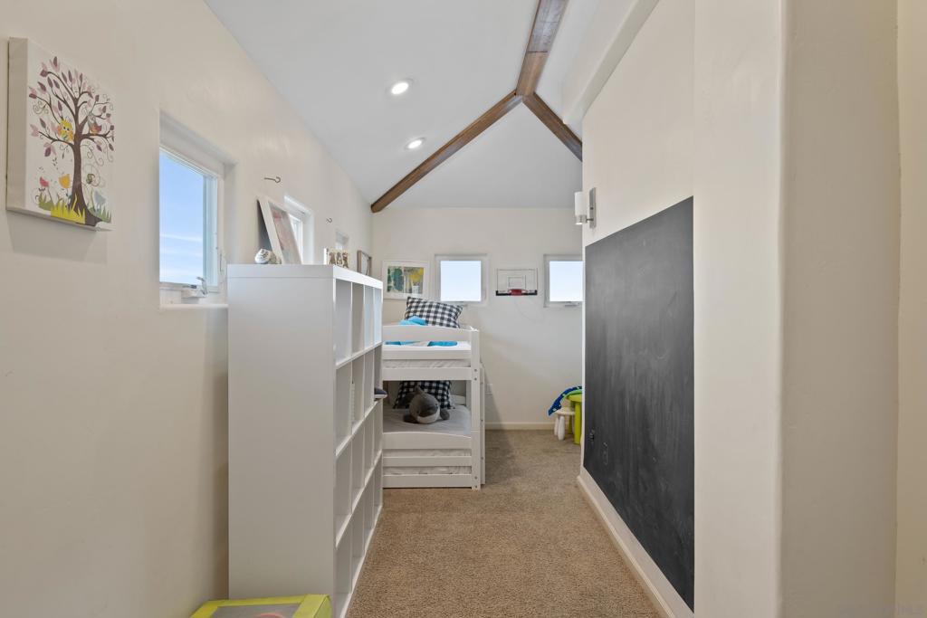 647 Loring St Property Photo 34