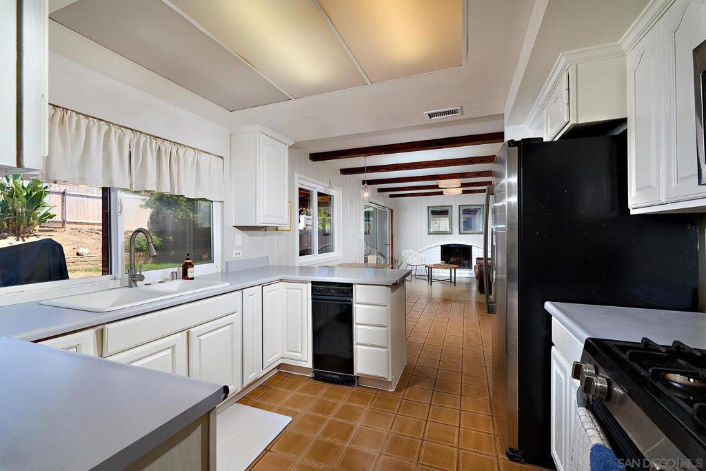 15019 Amso Street Property Photo 9