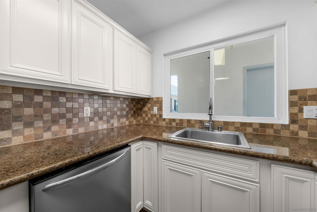 1030 Robinson Ave 202 Property Photo 6