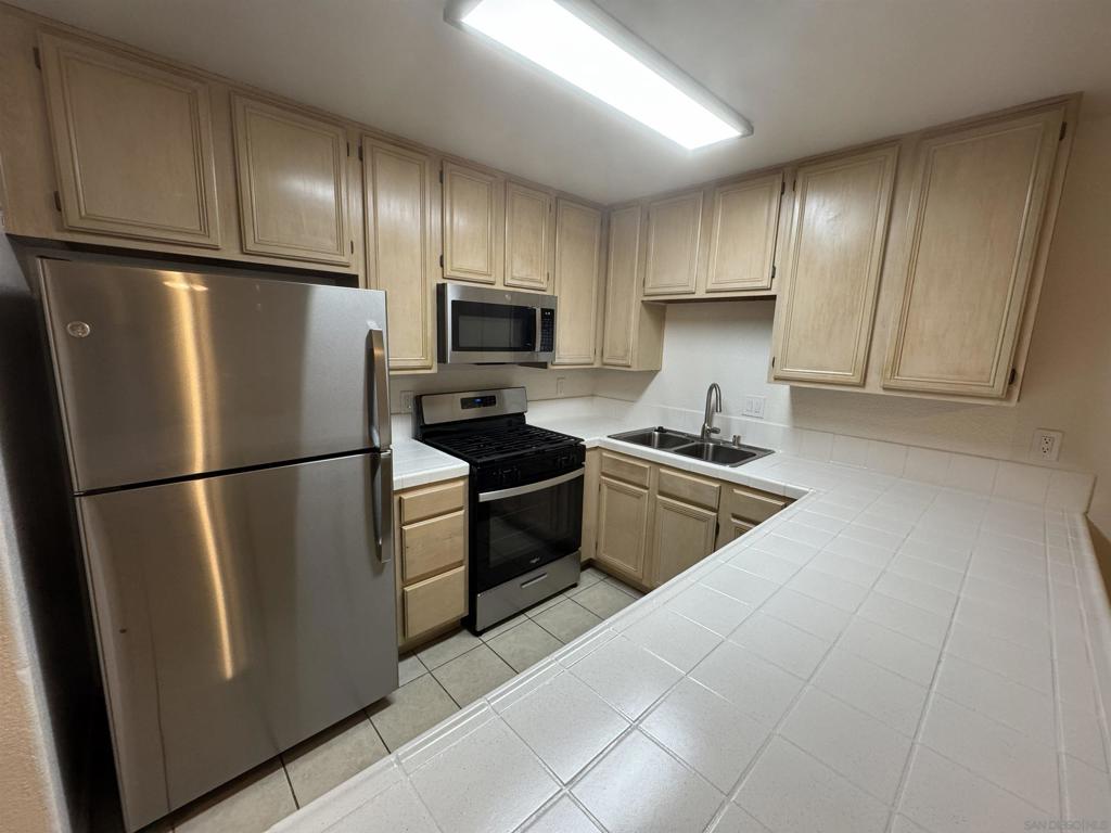 4933 Voltaire St 2 Property Photo 4