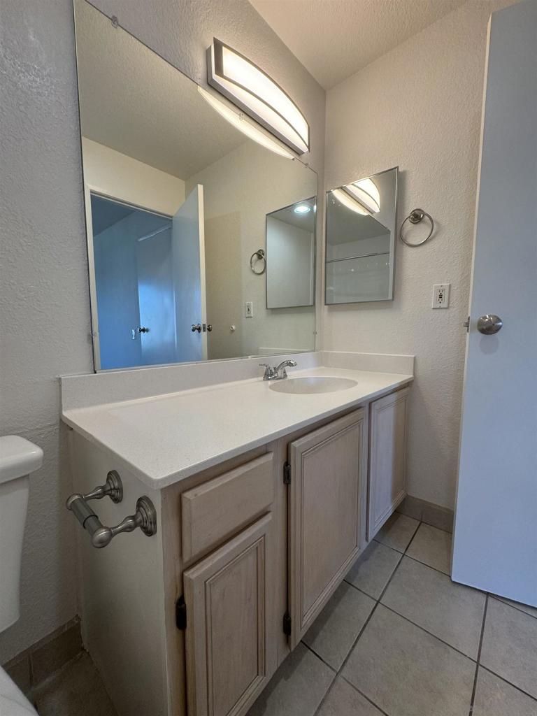 4933 Voltaire St 2 Property Photo 11