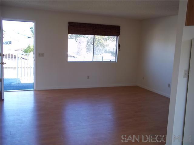 930 Ebony Ave B Property Photo 2
