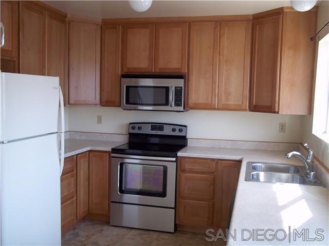 930 Ebony Ave B Property Photo 4