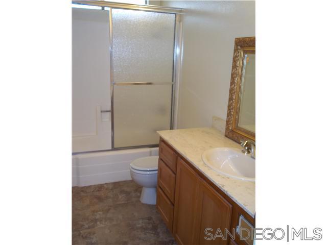 930 Ebony Ave B Property Photo 6