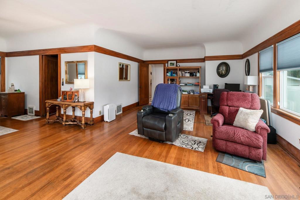 2911 15 Kalmia St Property Photo 5