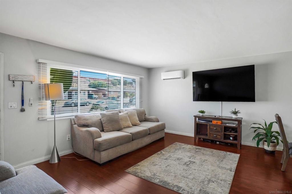 152 E Oxford Street Property Photo 3
