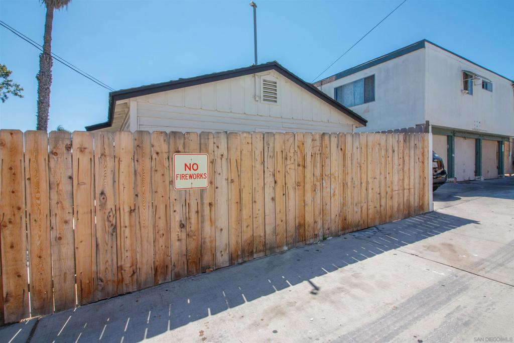 4052 56 Euclid Property Photo 8