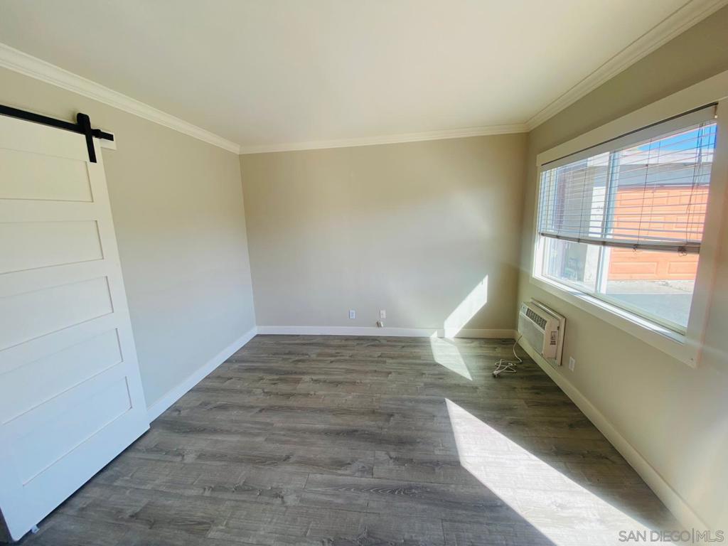 297 S Mollison Ave Property Photo 3
