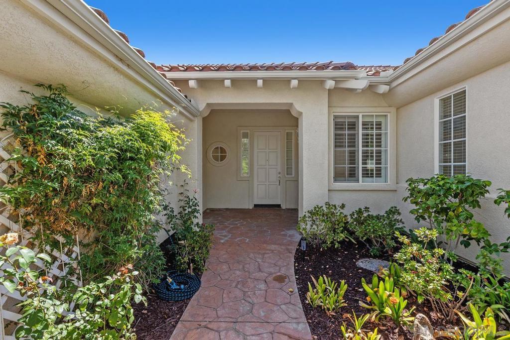672 Inverlochy Dr Property Photo 3