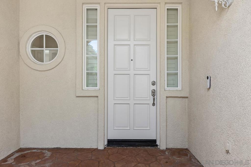 672 Inverlochy Dr Property Photo 4