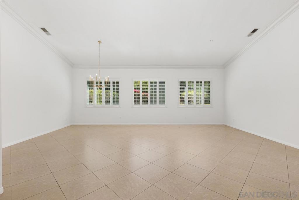 672 Inverlochy Dr Property Photo 15