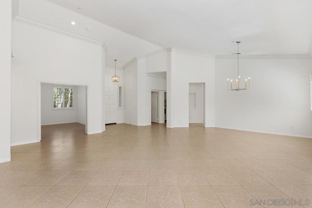 672 Inverlochy Dr Property Photo 16