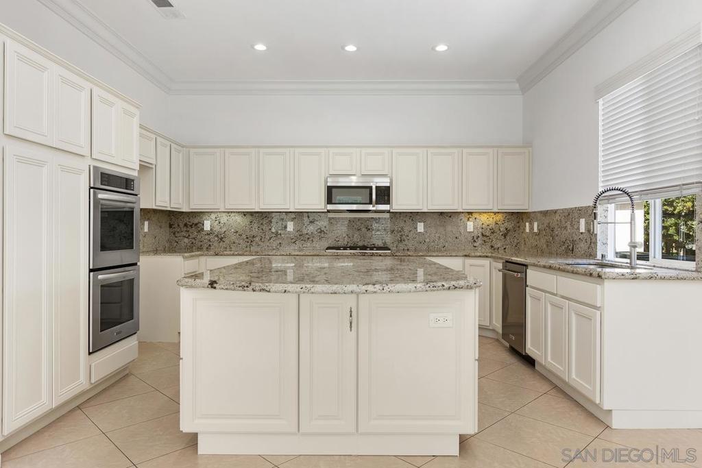 672 Inverlochy Dr Property Photo 28