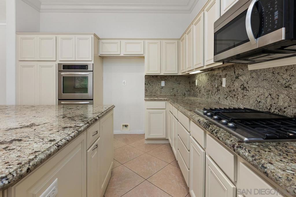 672 Inverlochy Dr Property Photo 32