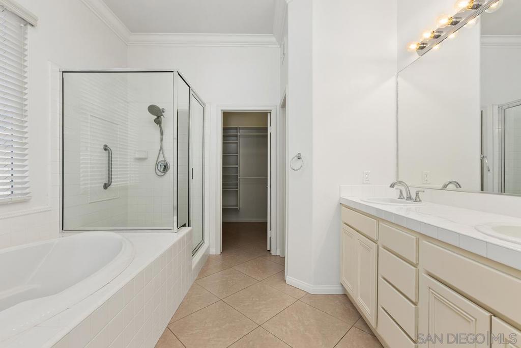 672 Inverlochy Dr Property Photo 37