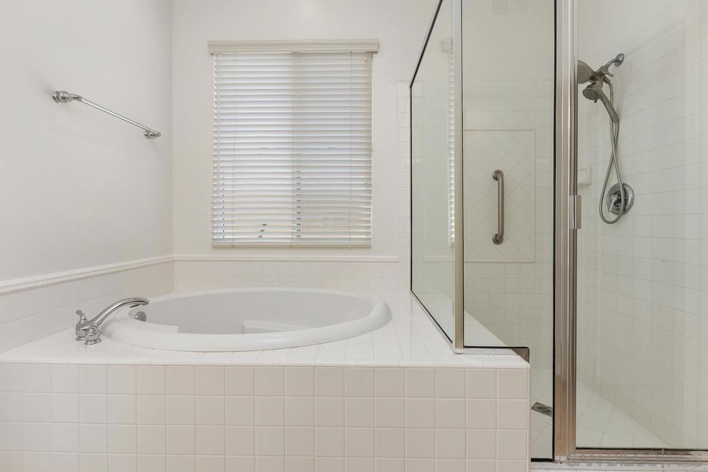 672 Inverlochy Dr Property Photo 39