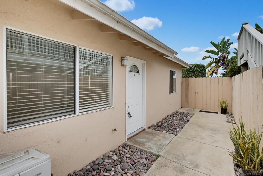 1090 Gardena Rd Property Photo 6