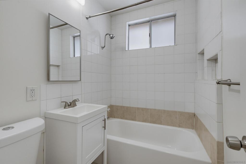 1090 Gardena Rd Property Photo 9