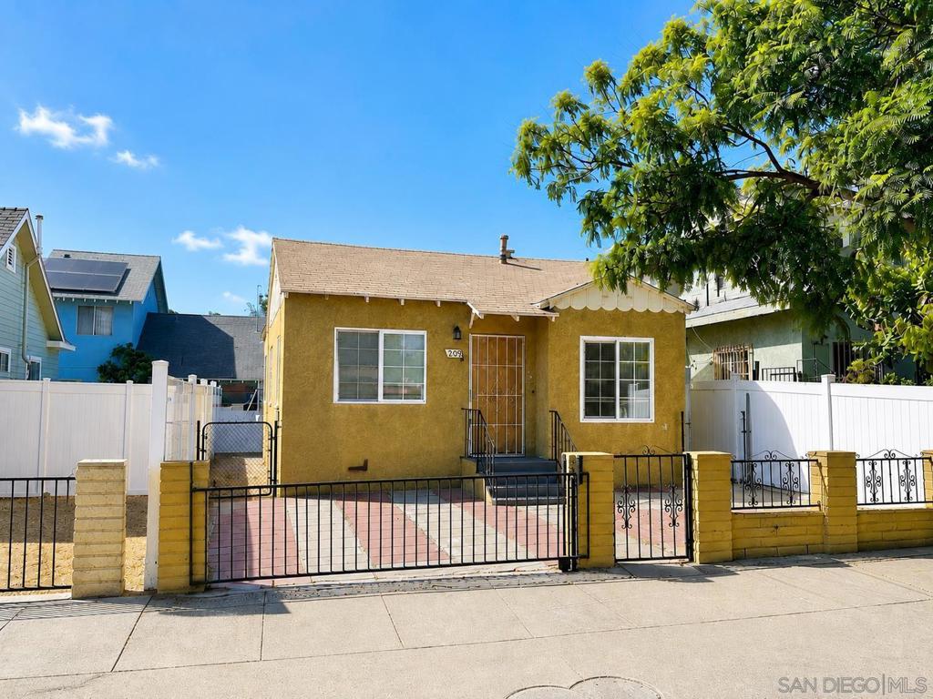209 E 6th St Property Photo 1