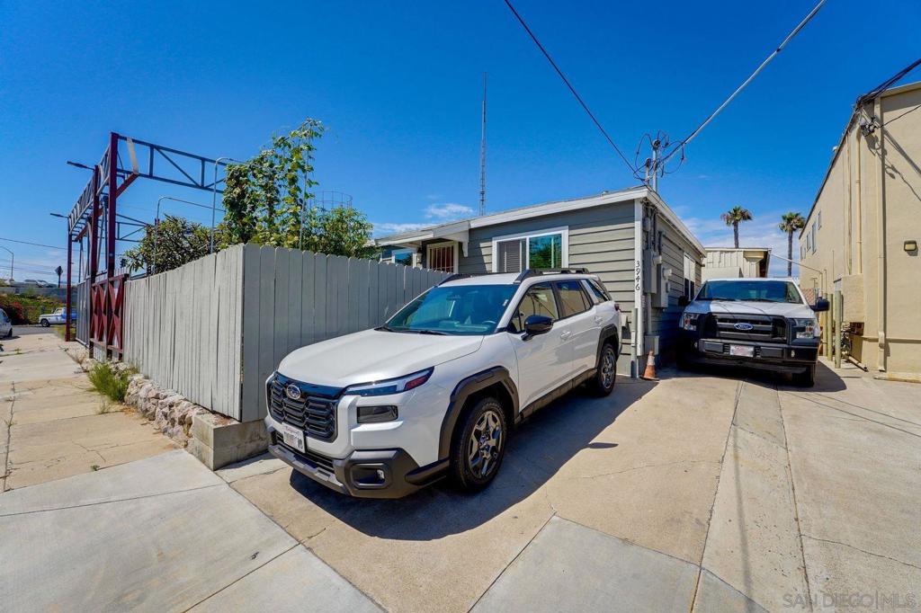 3946 La Salle St Property Photo 4
