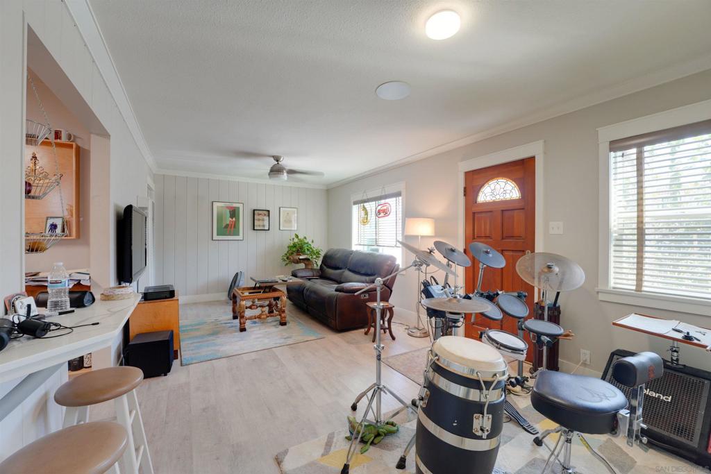 3946 La Salle St Property Photo 5