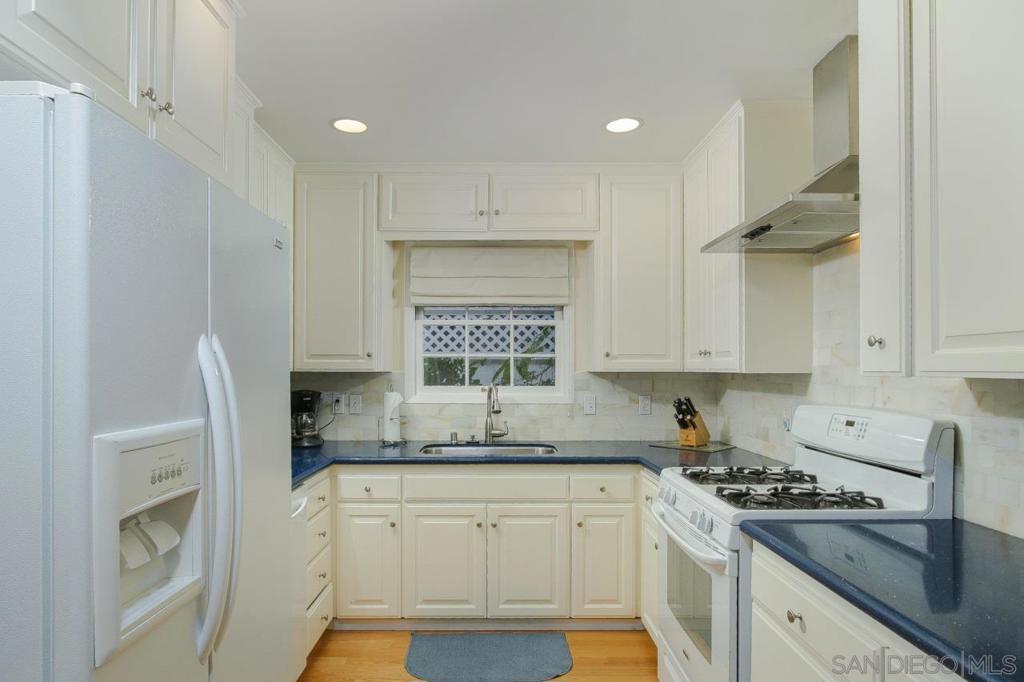 1045 Adella Property Photo 6