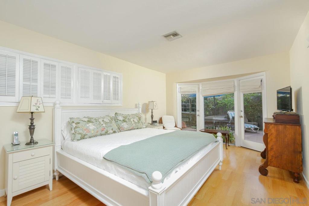 1045 Adella Property Photo 7