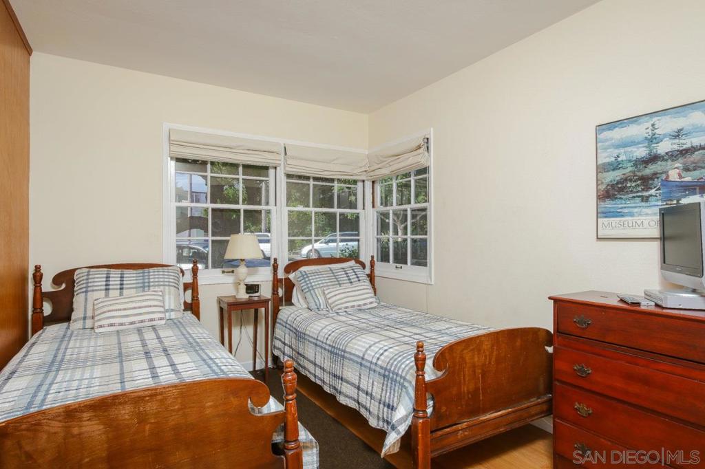 1045 Adella Property Photo 11