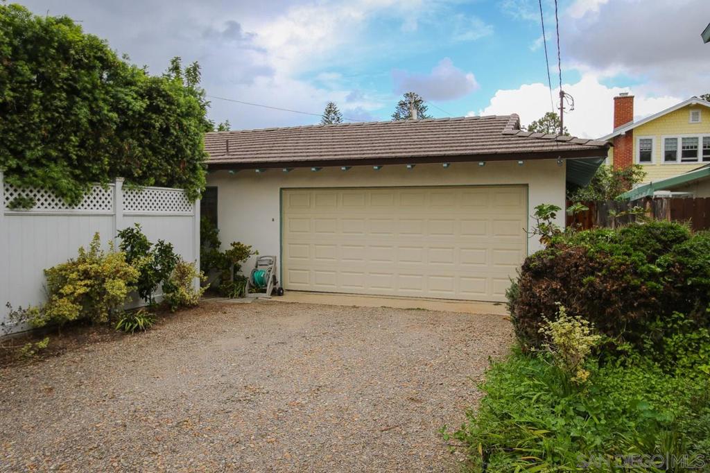 1045 Adella Property Photo 14