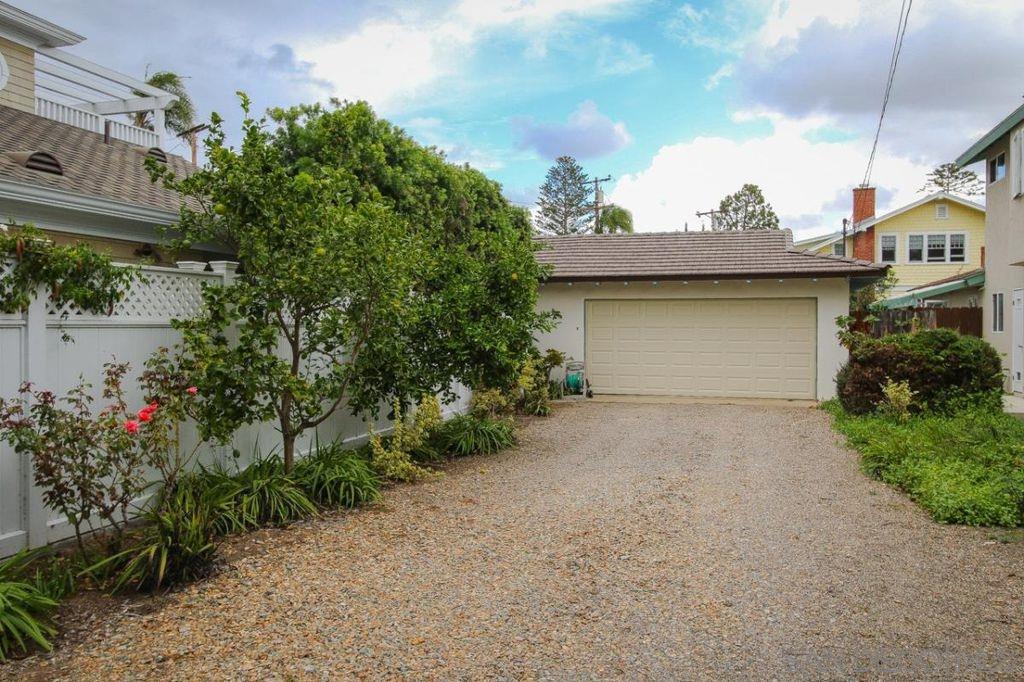 1045 Adella Property Photo 22