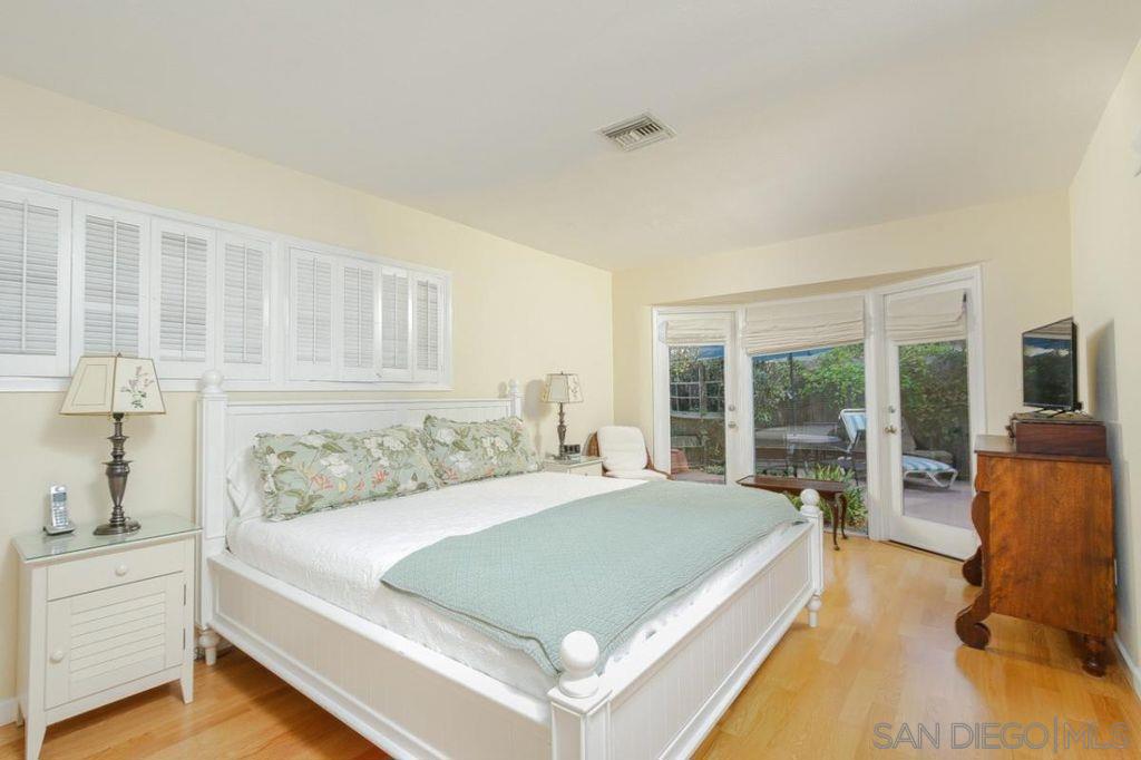 1045 Adella Property Photo 25