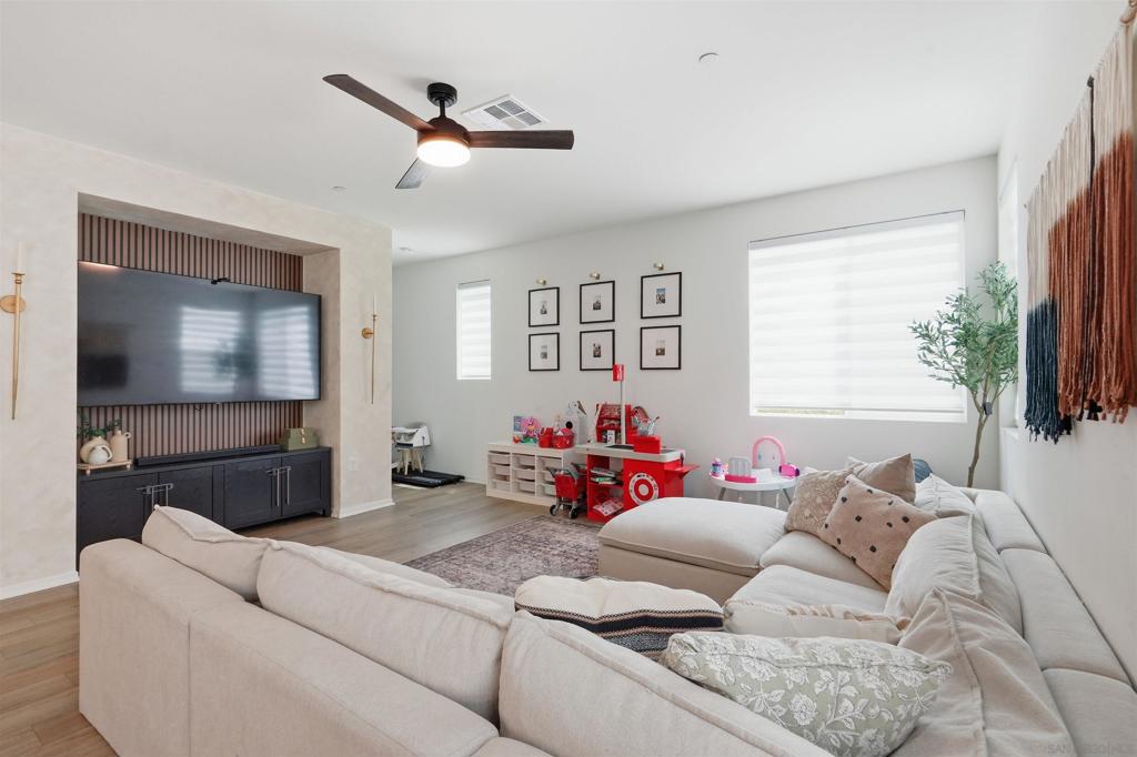 5491 Seacliff Pl 108 Property Photo 3