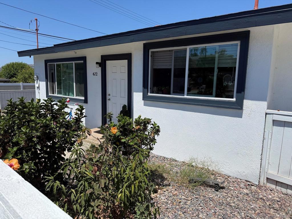 422 S Date St. Property Photo 3
