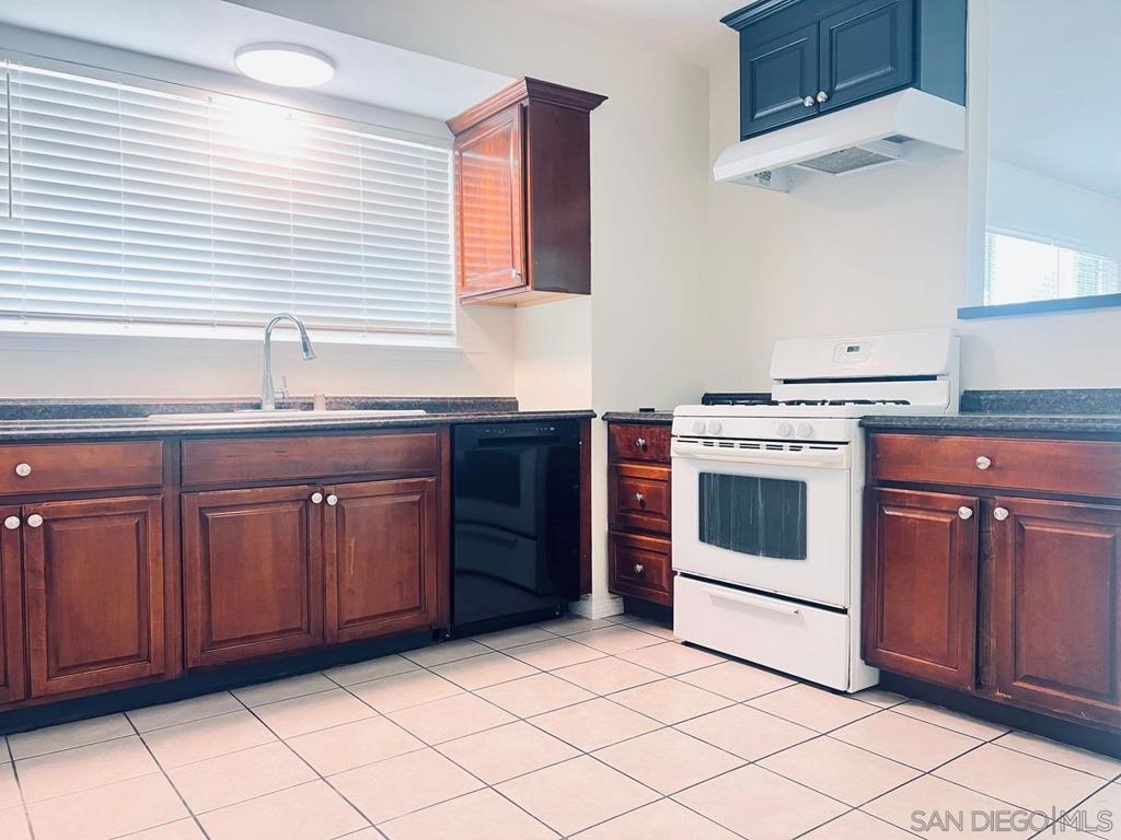 422 S Date St. Property Photo 6
