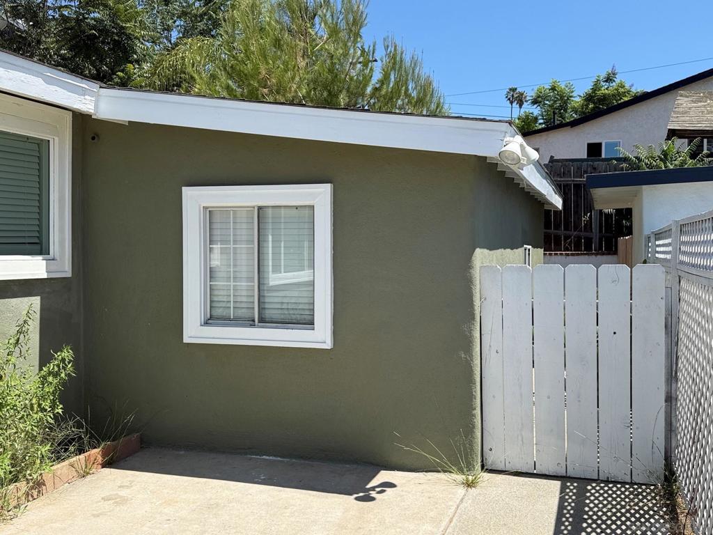 422 S Date St. Property Photo 8
