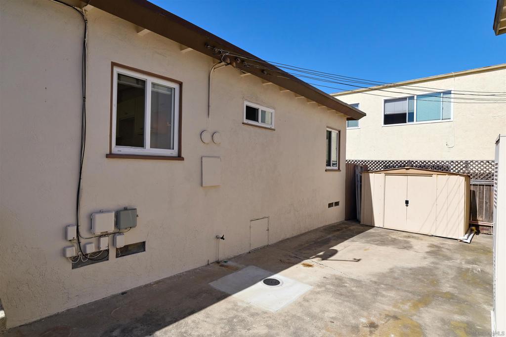 2127 2131 1/2 Felspar Property Photo 26