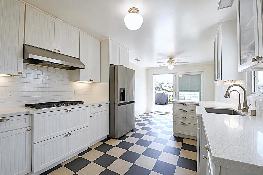 3577 Addison St Property Photo 7