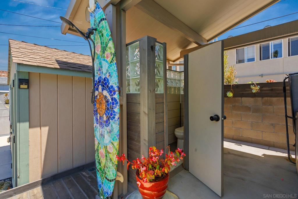 1343 Emerald St Property Photo 8