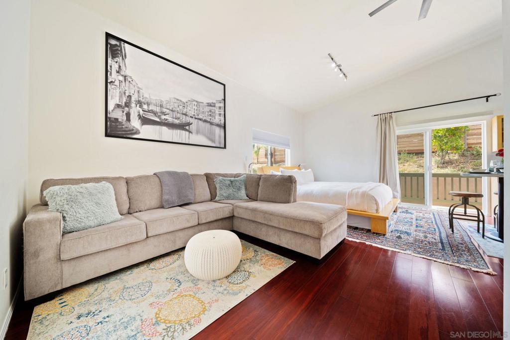 1920 Gardena B Property Photo 5