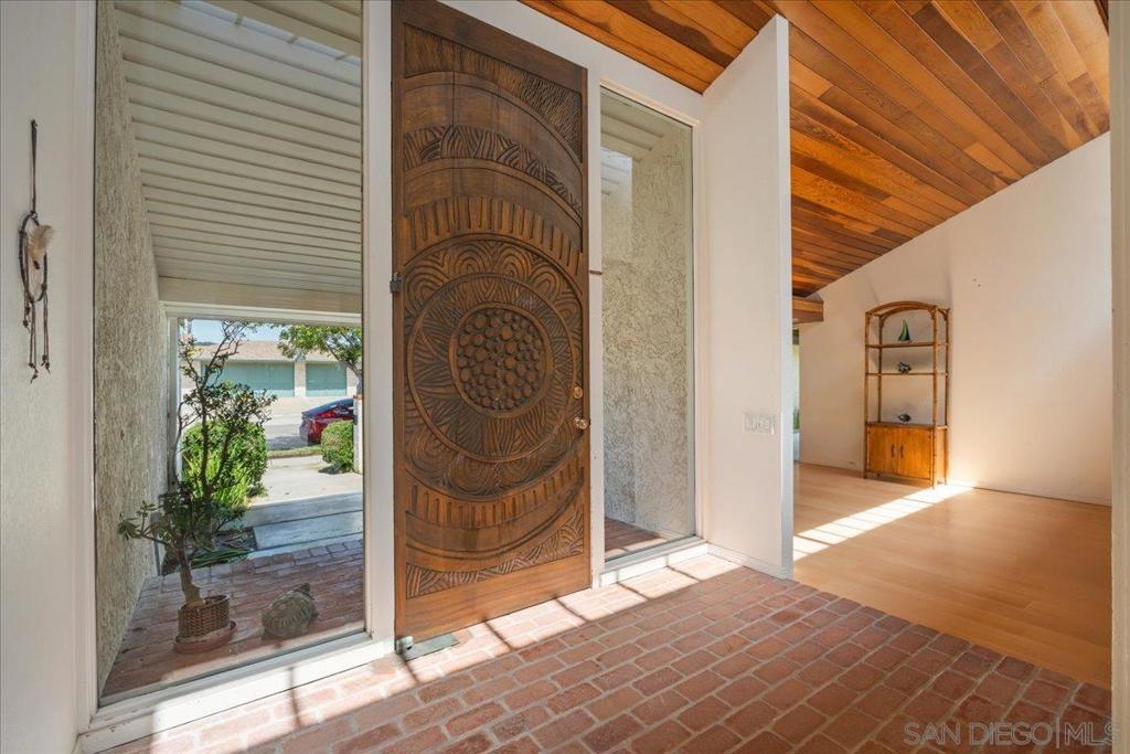 5643 Bloch St Property Photo 2