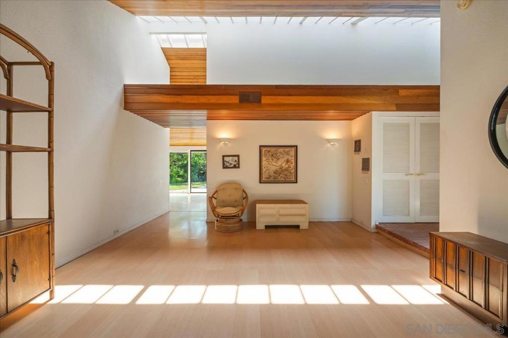 5643 Bloch St Property Photo 4