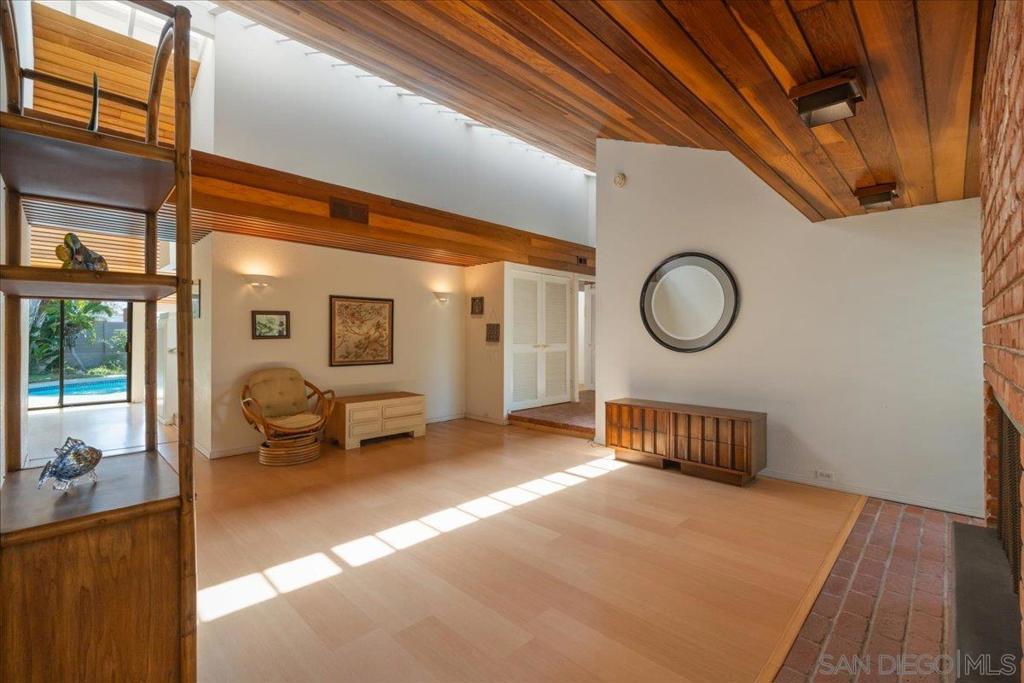 5643 Bloch St Property Photo 5