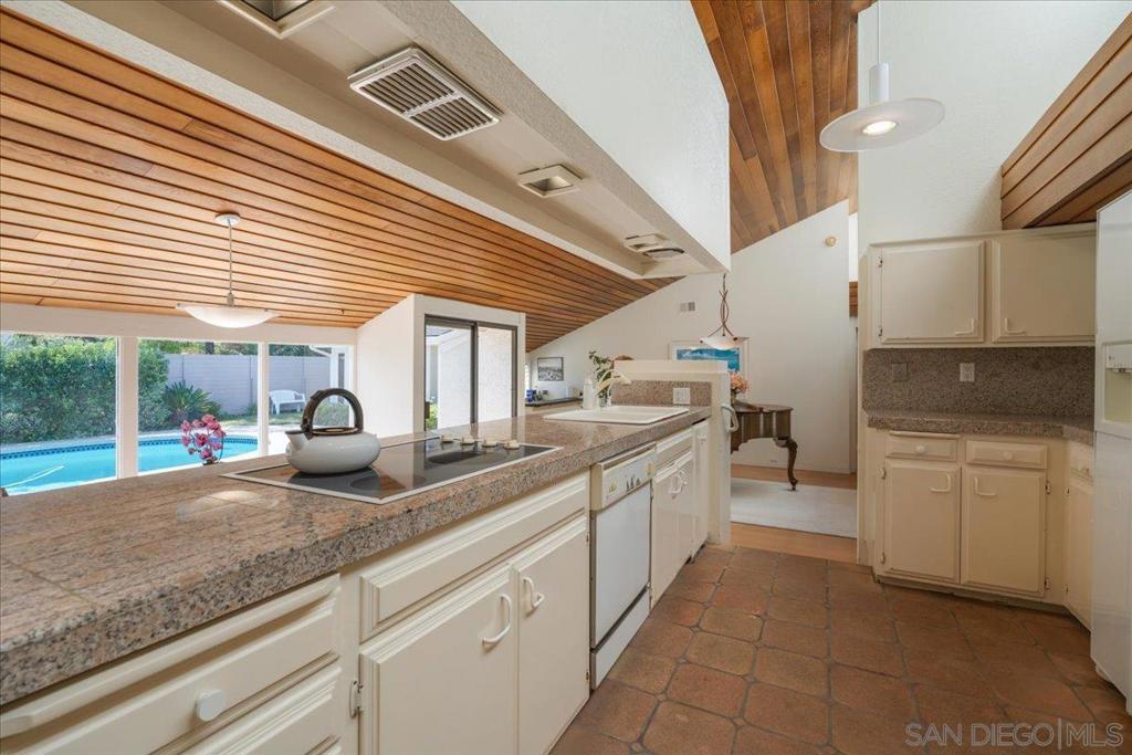 5643 Bloch St Property Photo 13
