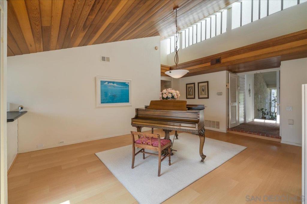 5643 Bloch St Property Photo 15