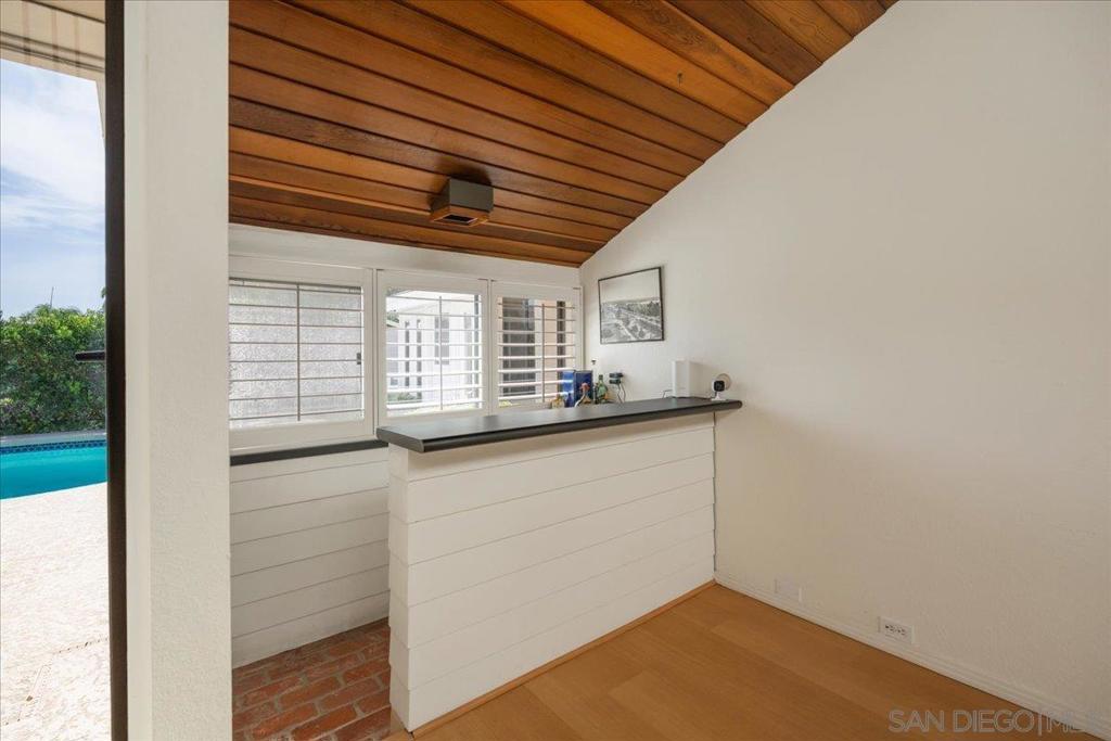 5643 Bloch St Property Photo 19