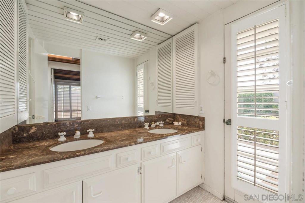 5643 Bloch St Property Photo 21