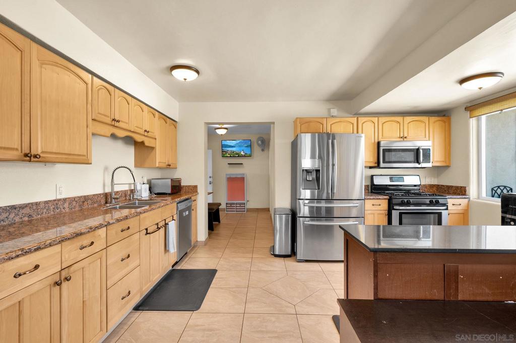 3504 Glade St Property Photo 5